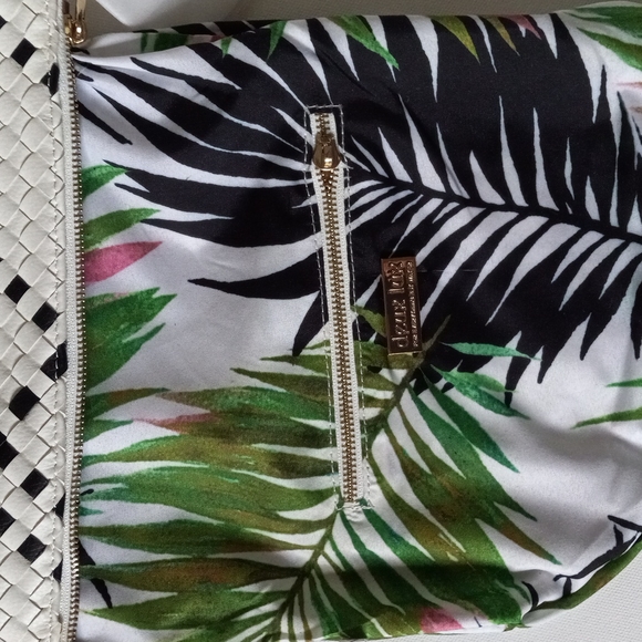 EVERYTHING BUT WATER Black White CROSSBODY CLUTCH - Picture 8 of 12